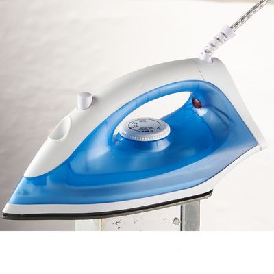 Obtenha roupas perfeitamente prensadas sempre com LM-303 Ferro a vapor a 230V